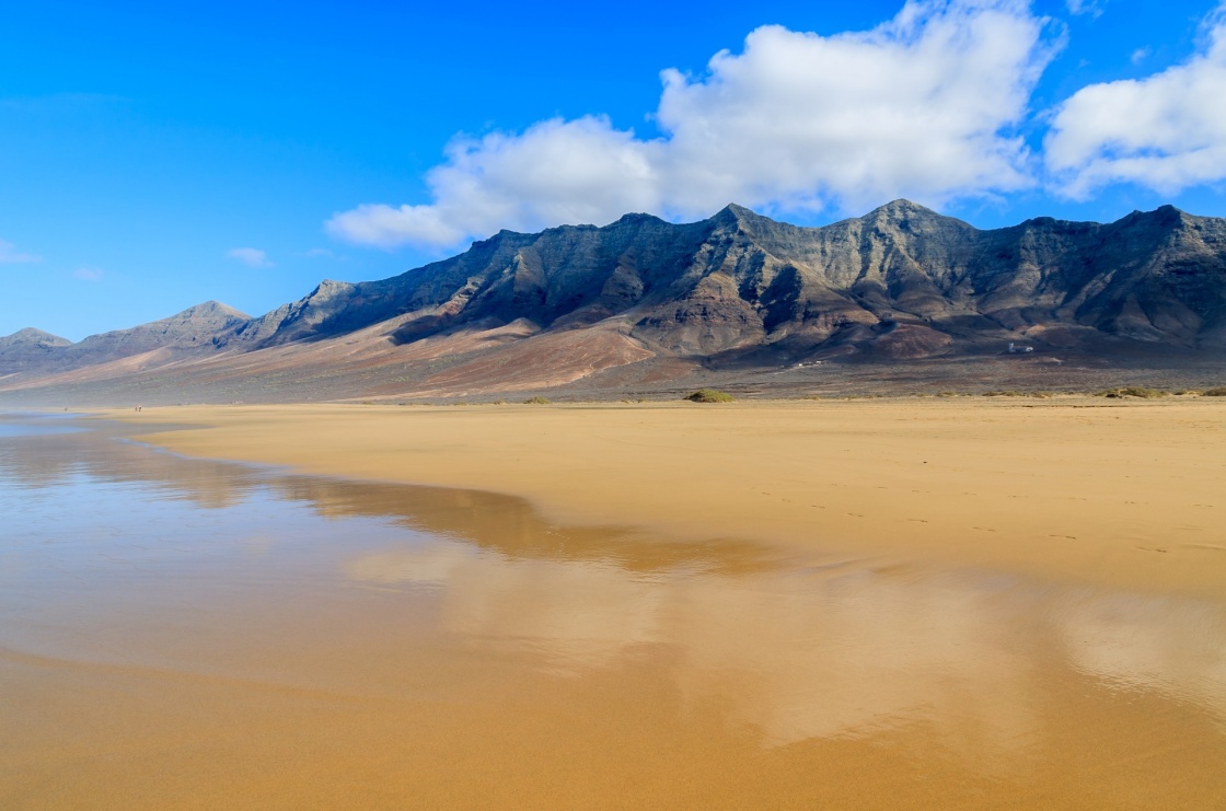 'Reflection of mountains in wet sand on Cofete beach in secluded part of Fuerteventura, Canary Islands, Spain' - Îles Canaries